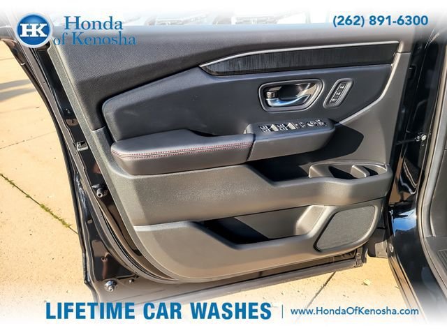 Certified 2025 Honda Pilot Black Edition image 23