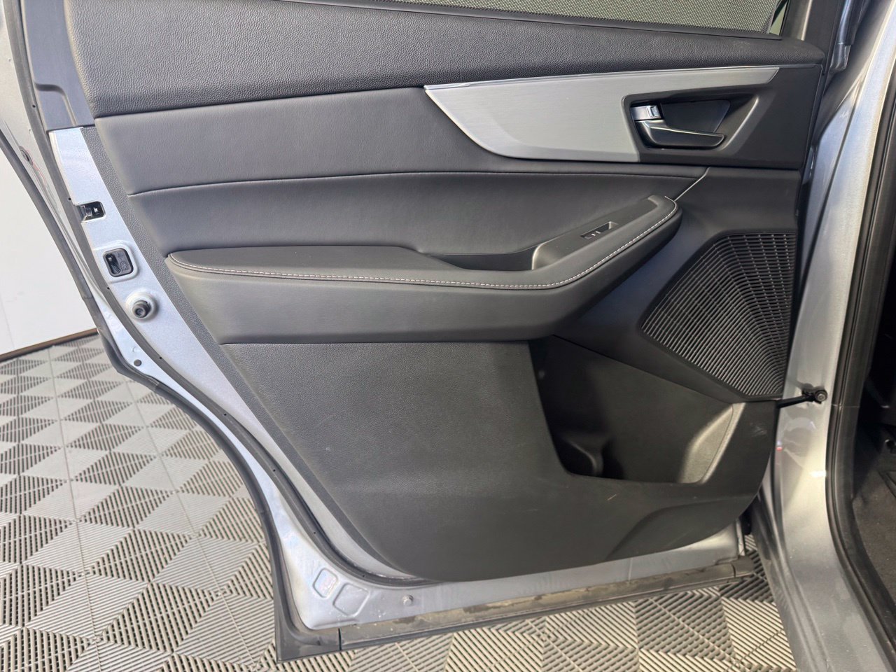 Used 2023 Acura MDX w/ Technology Package AWD/4WD image 25