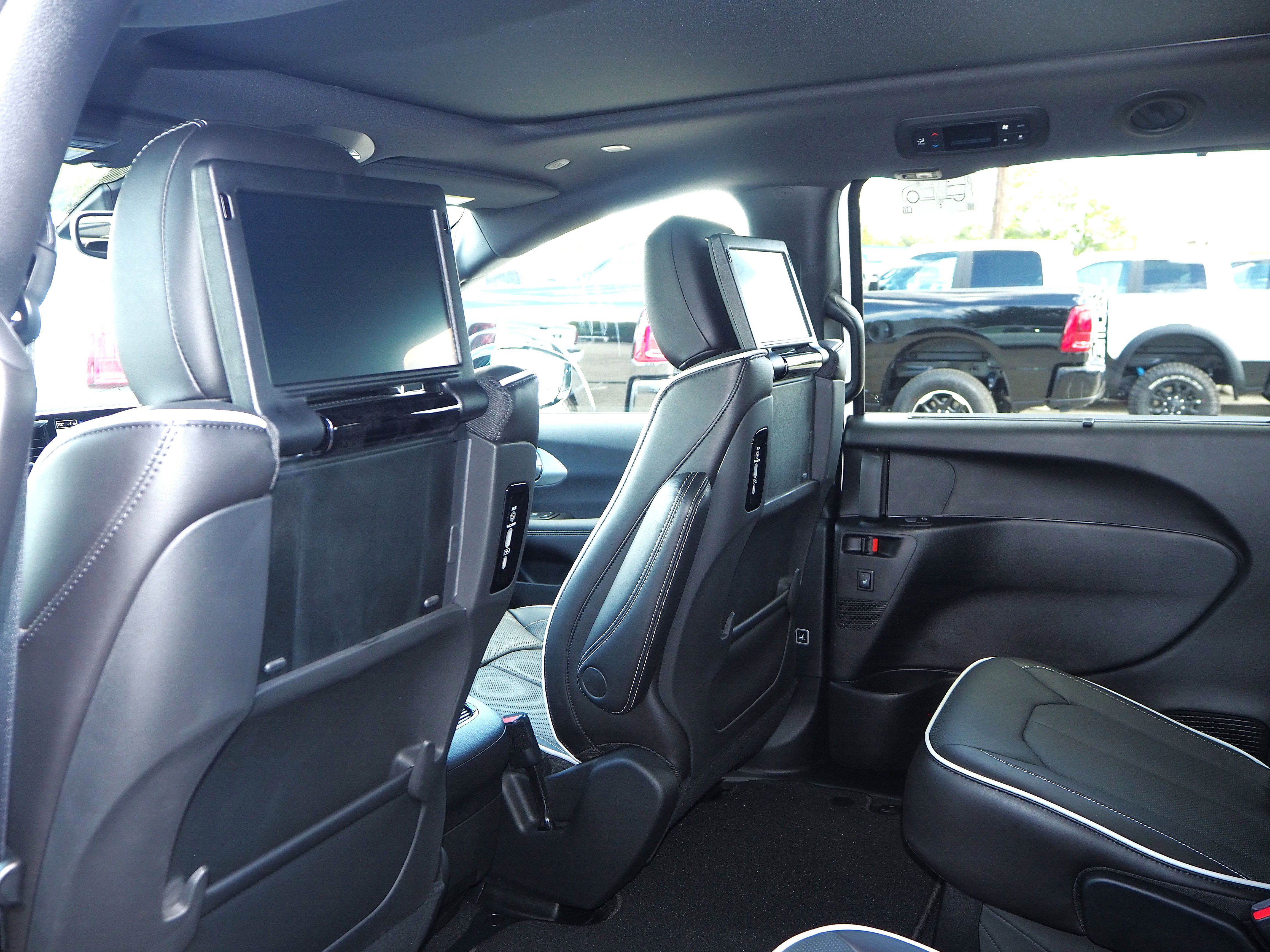 New 2026 Chrysler Pacifica Limited w/ Uconnect Theater Family Group FWD image 17