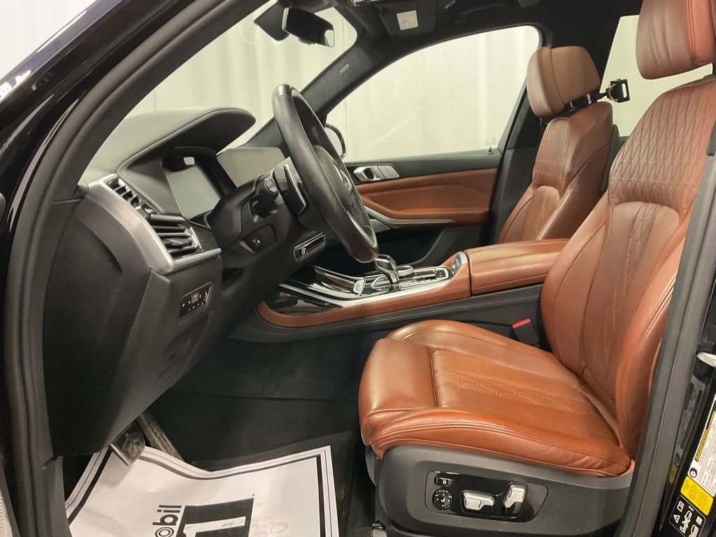 Used 2021 BMW X7 M50i image 4