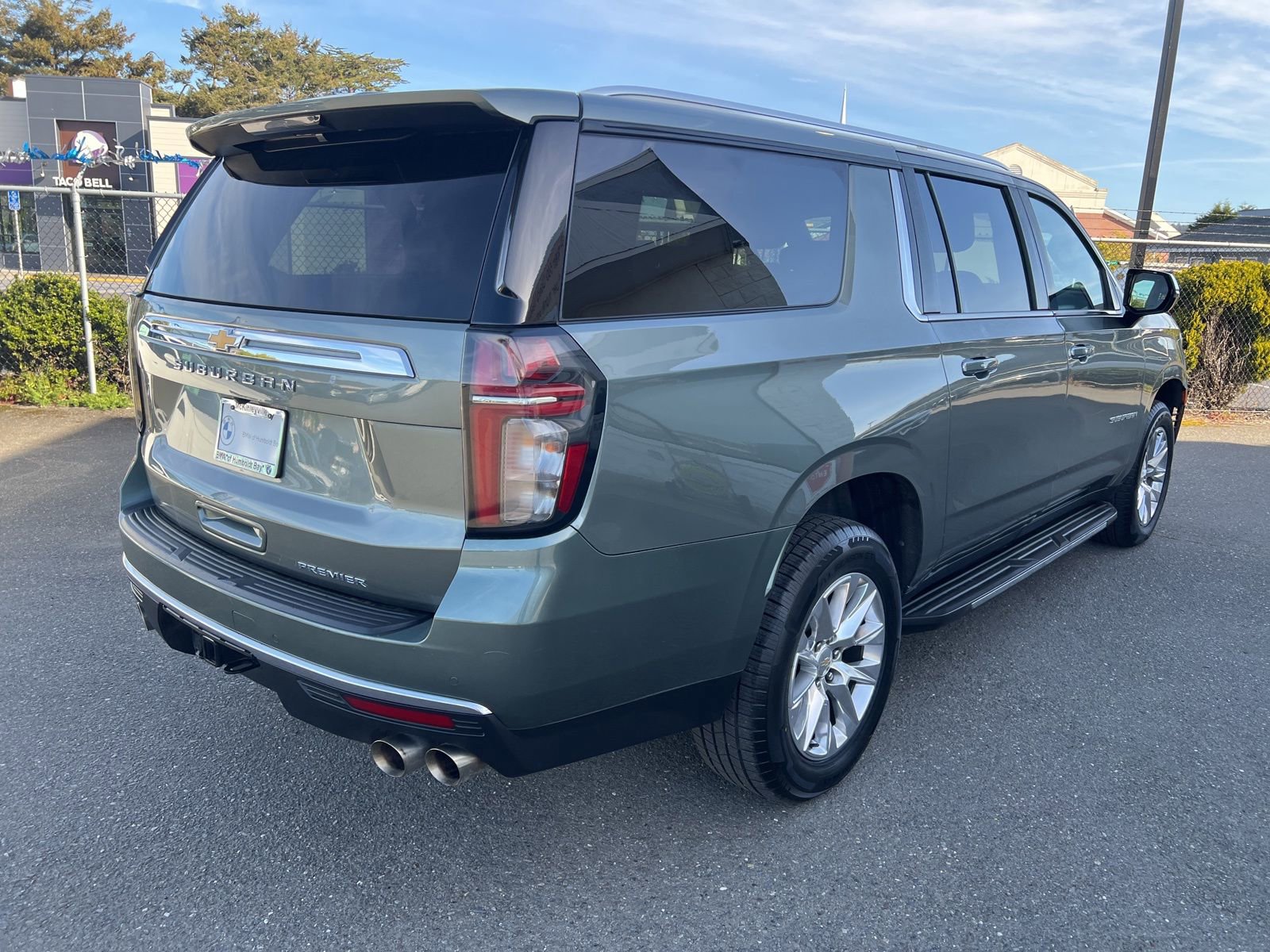 Used 2023 Chevrolet Suburban Premier image 4