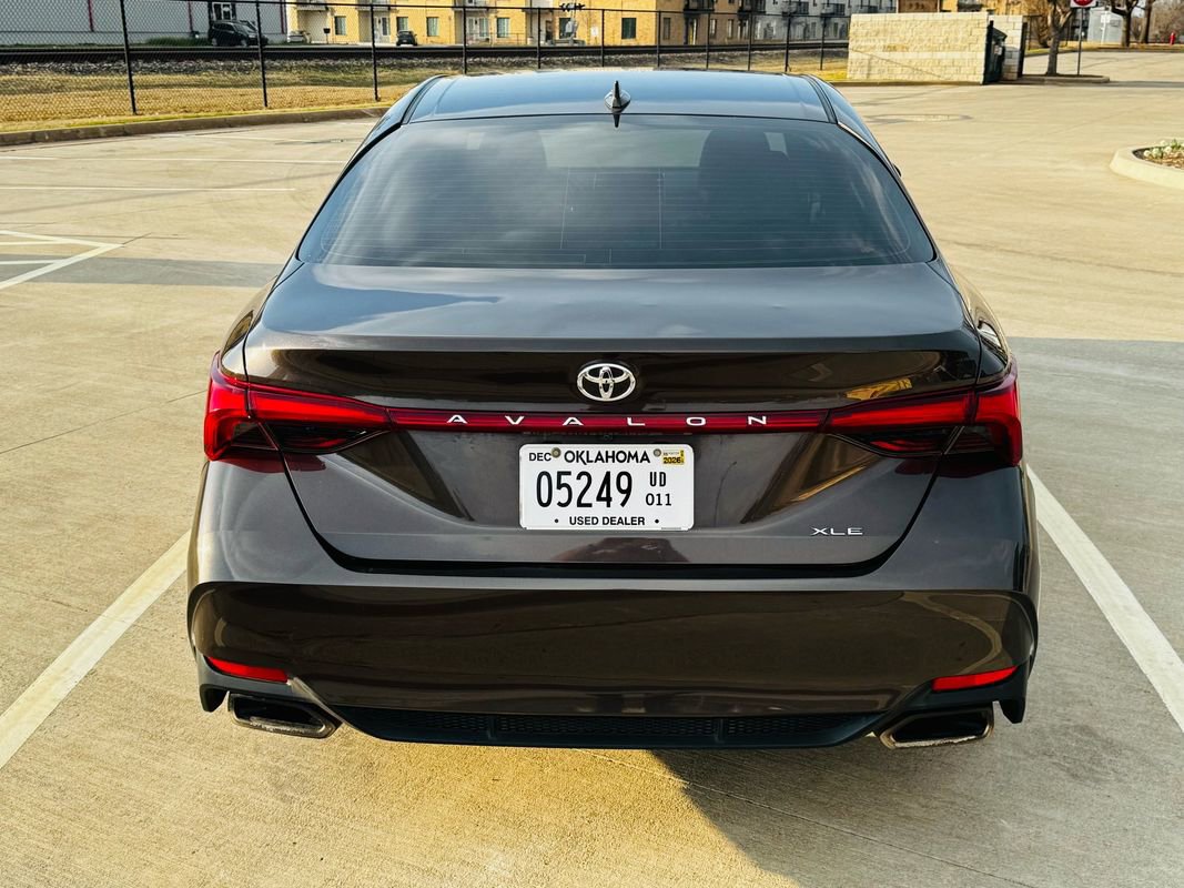 Used 2019 Toyota Avalon XLE w/ Moonroof Package image 8