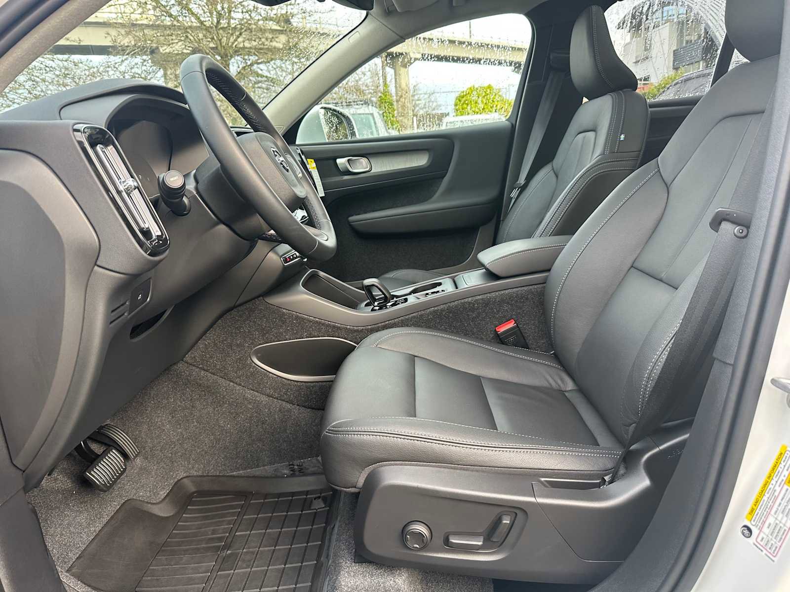 Used 2025 Volvo XC40 B5 Core w/ Climate Package image 19