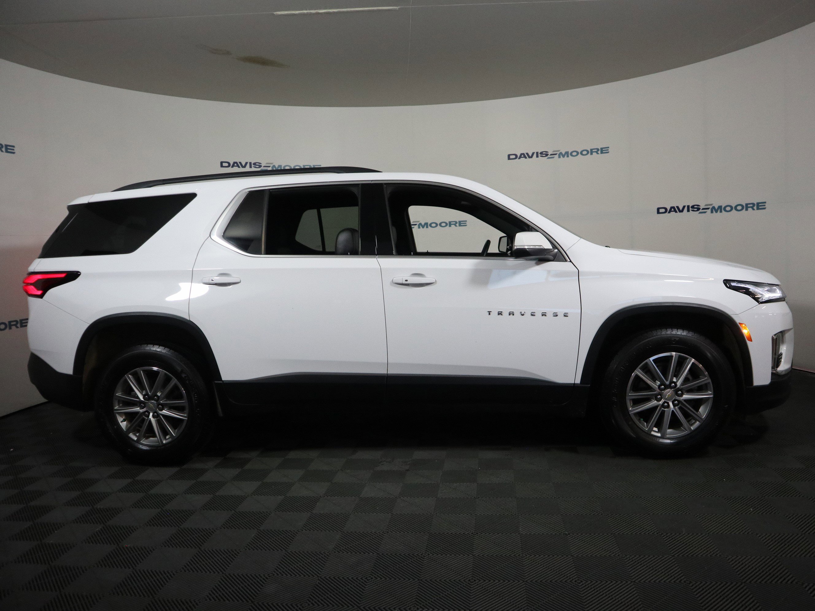Used 2023 Chevrolet Traverse LT FWD image 4