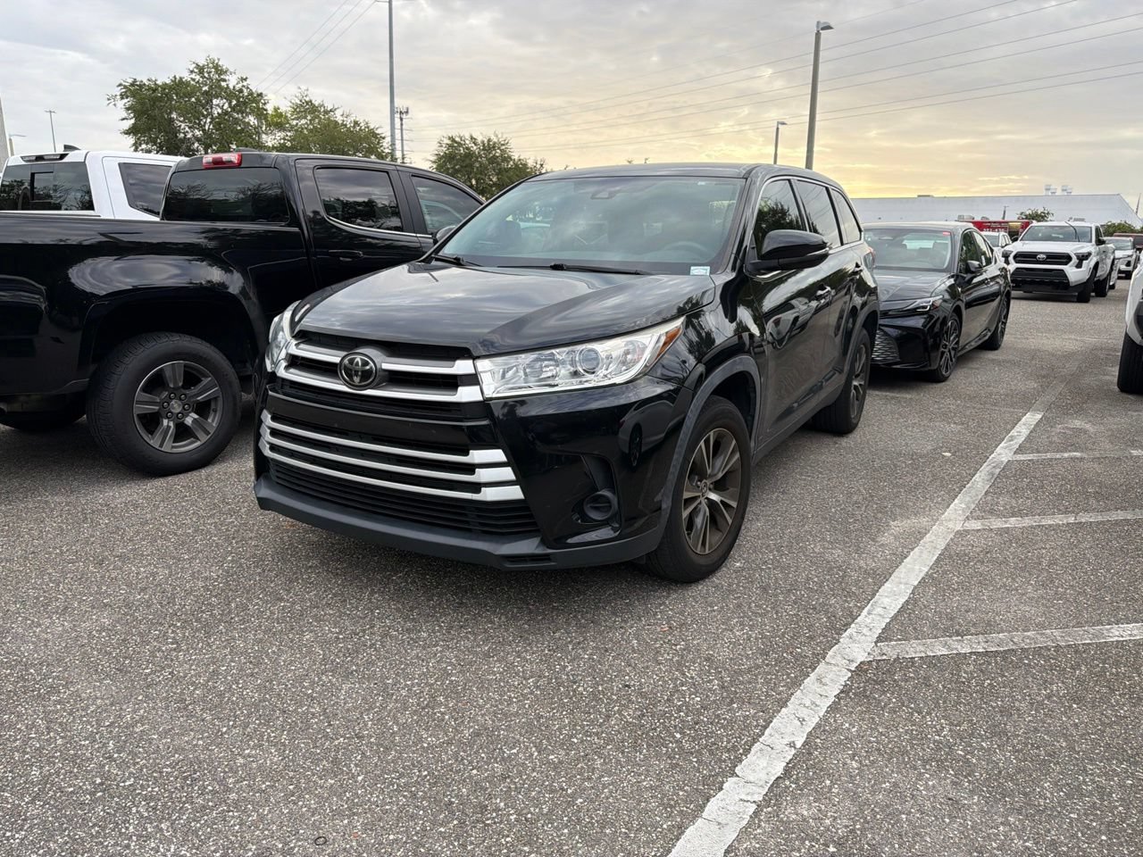 Used 2019 Toyota Highlander LE FWD image 1