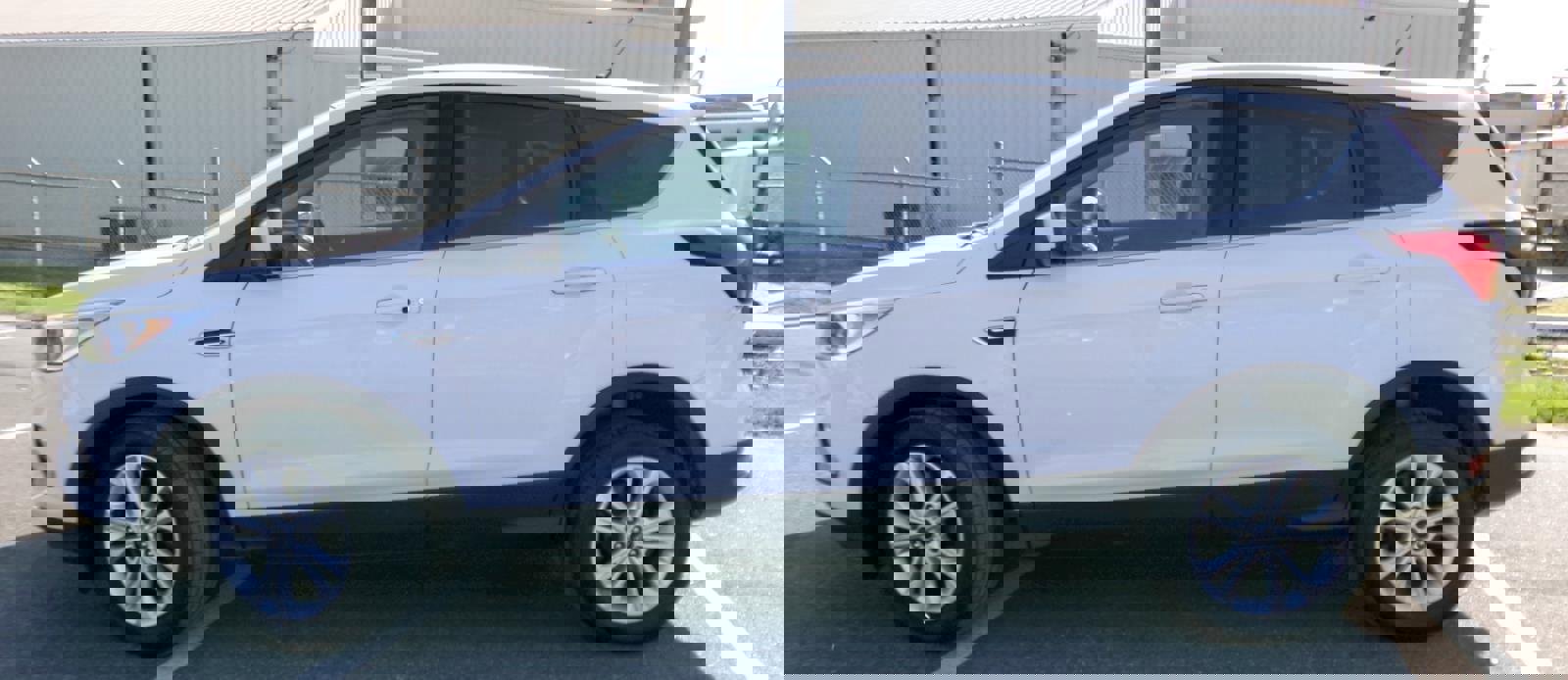 Used 2019 Ford Escape SE image 2