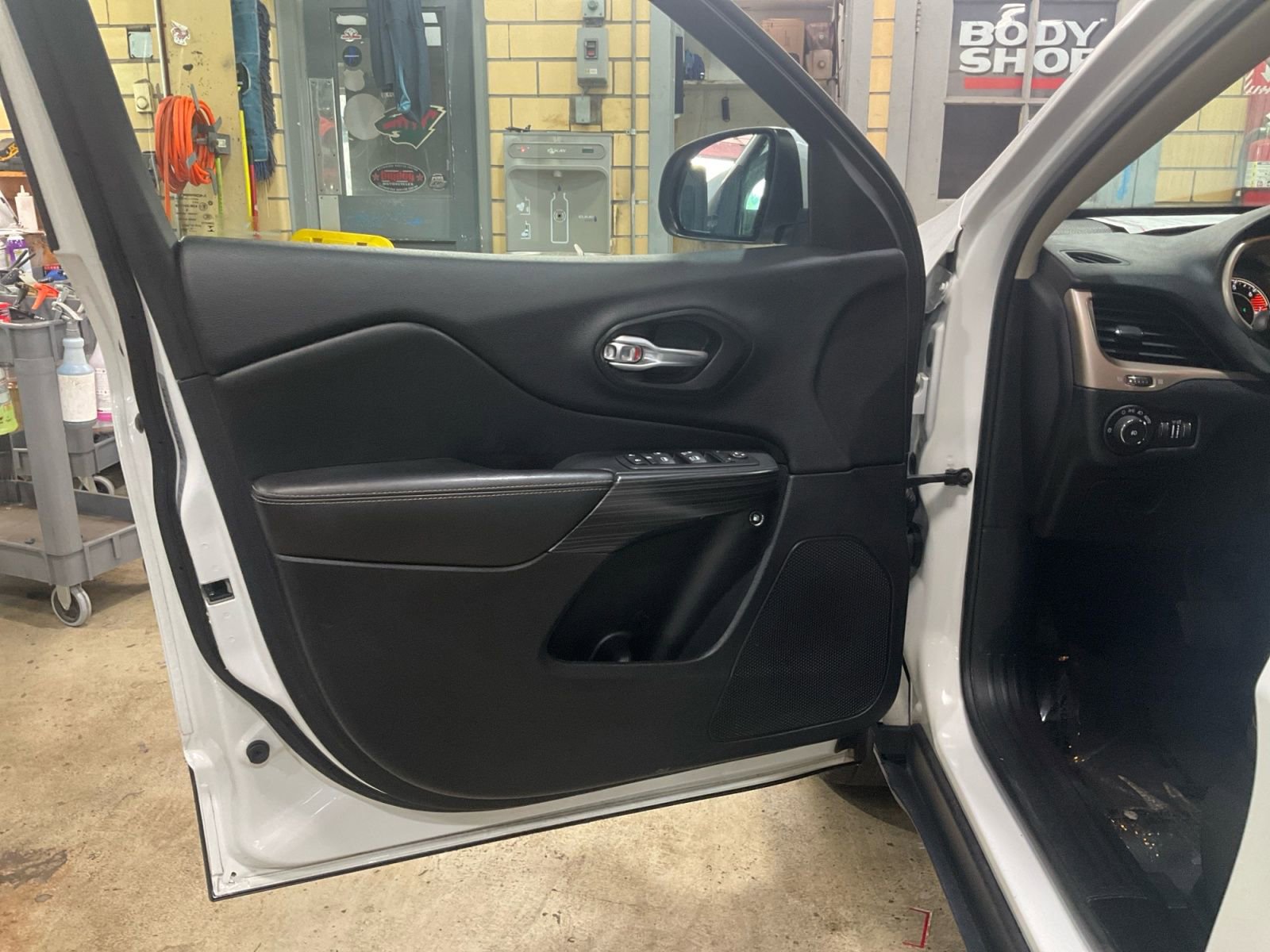 Used 2017 Jeep Cherokee Limited AWD/4WD image 28