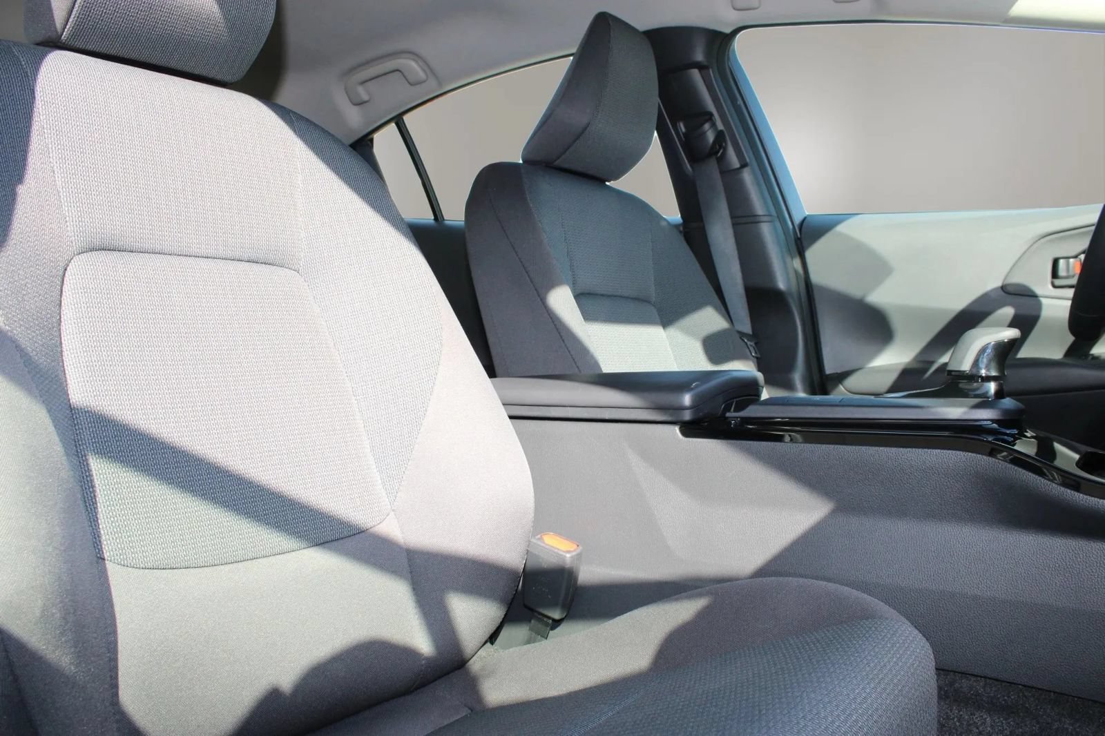 Used 2025 Toyota Prius LE FWD image 15