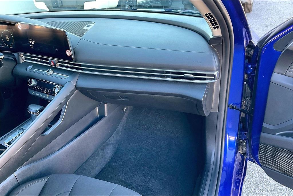 Used 2025 Hyundai Elantra SEL image 15