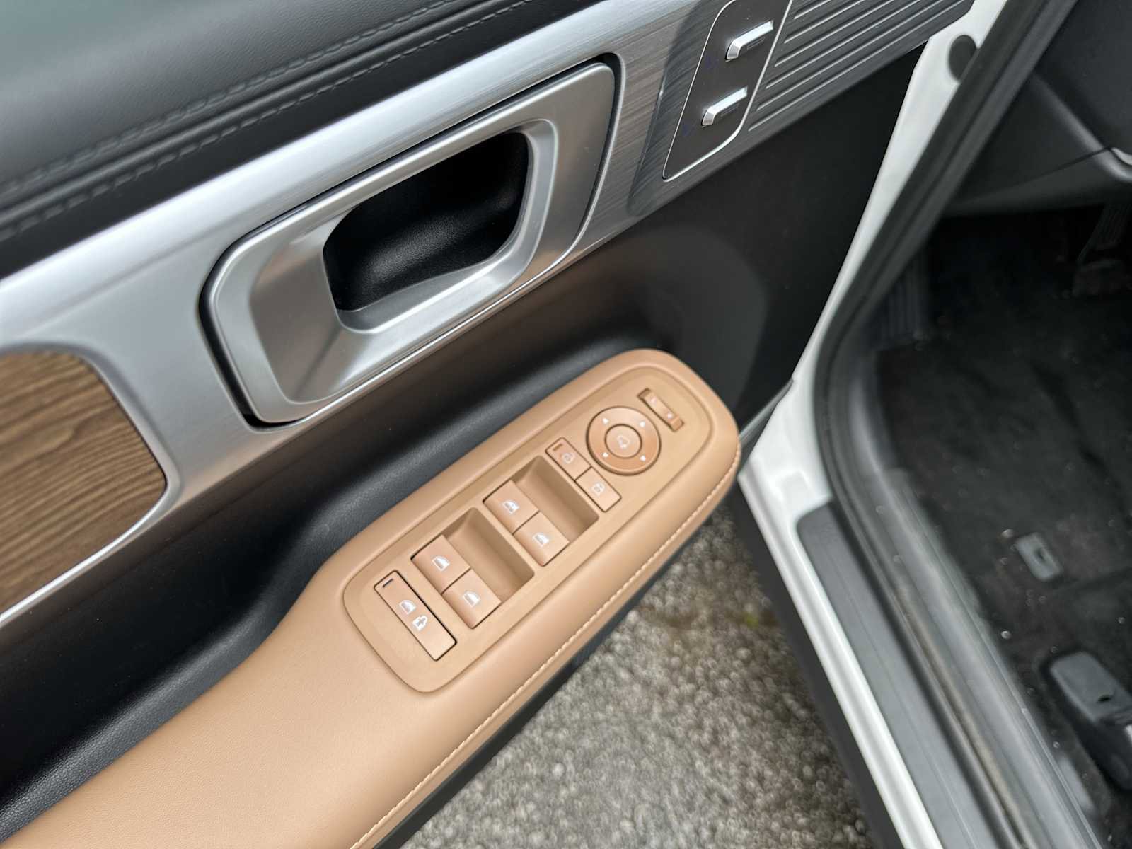 Used 2025 Hyundai Santa Fe Limited FWD image 18