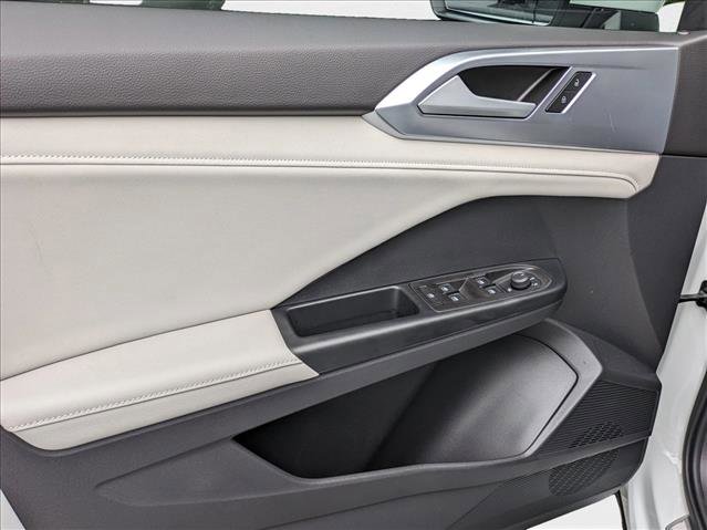 New 2025 Volkswagen Taos SE image 16