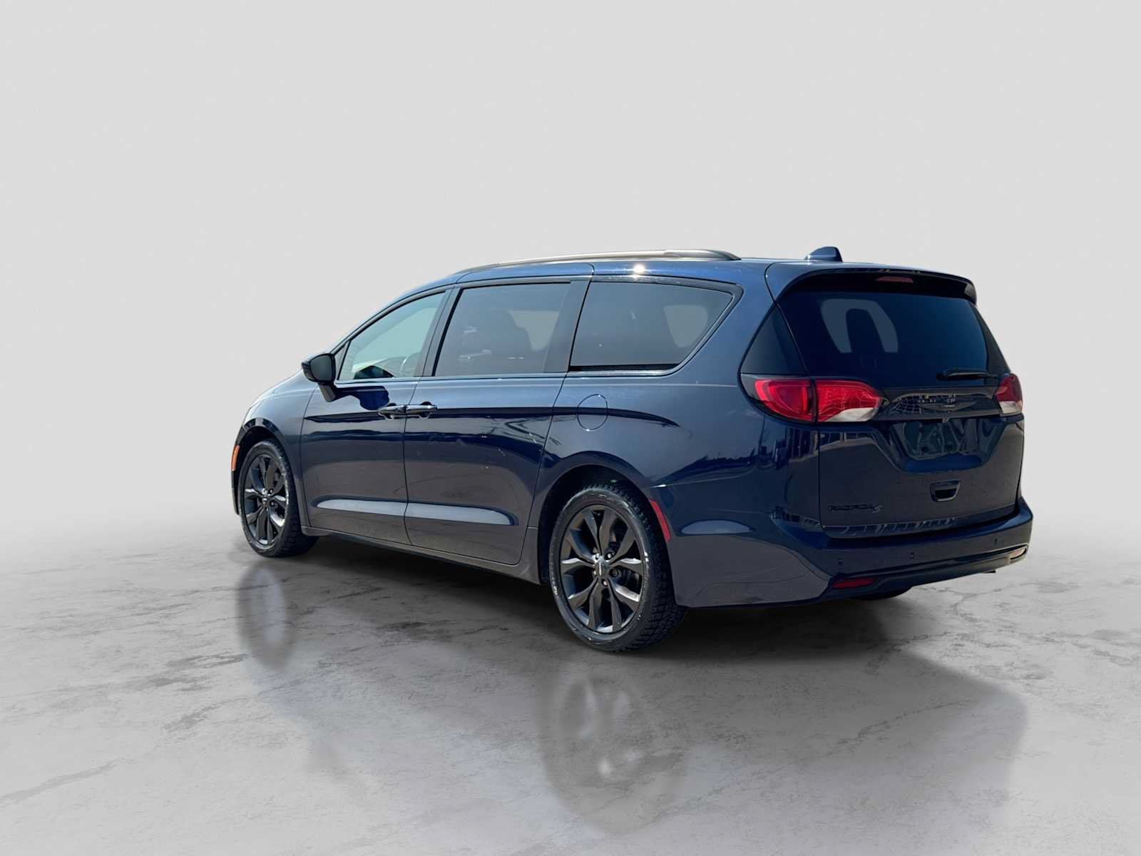 Used 2018 Chrysler Pacifica Touring-L Plus FWD image 4