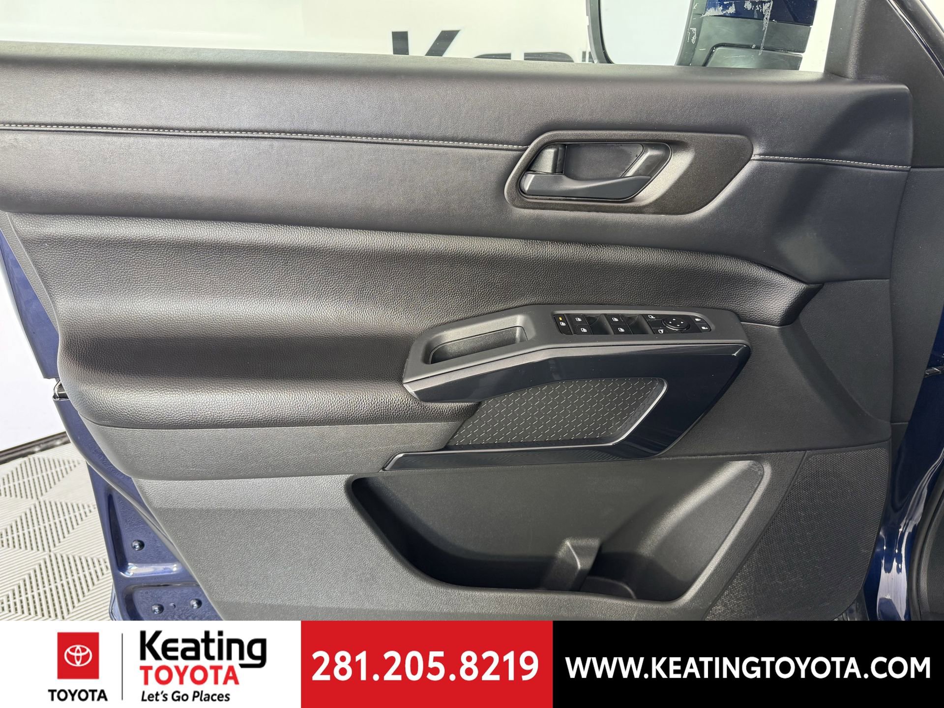 Used 2024 Nissan Pathfinder SV image 11