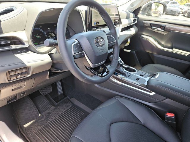 New 2026 Toyota Highlander Platinum AWD/4WD image 3