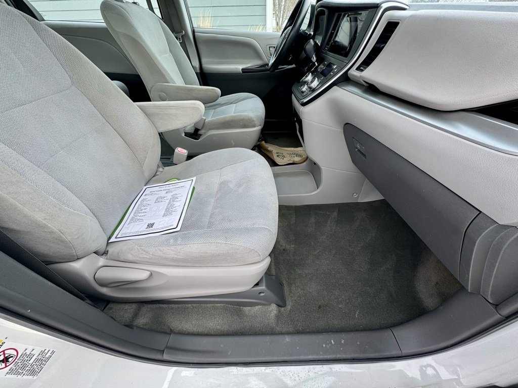 Used 2016 Toyota Sienna L image 17