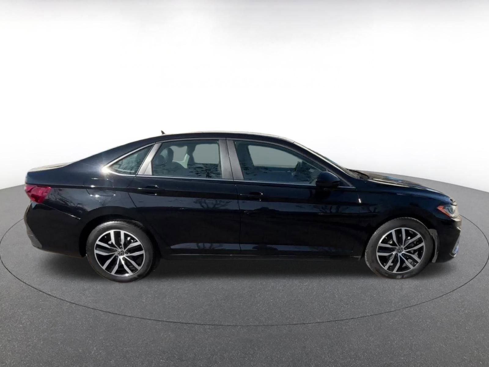 Used 2025 Volkswagen Jetta SE image 16