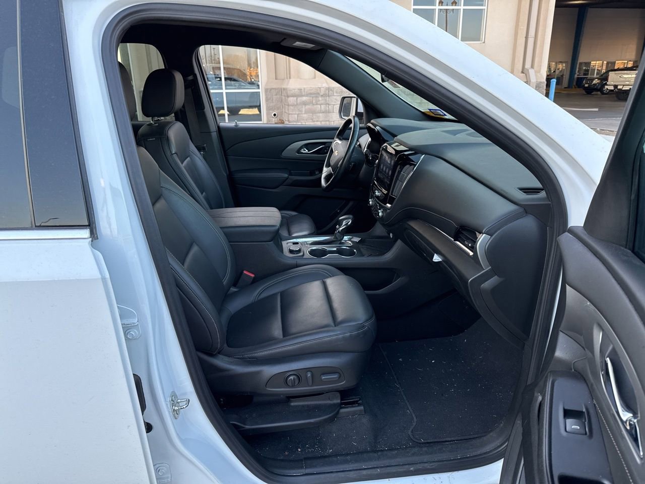 Used 2023 Chevrolet Traverse LT image 14