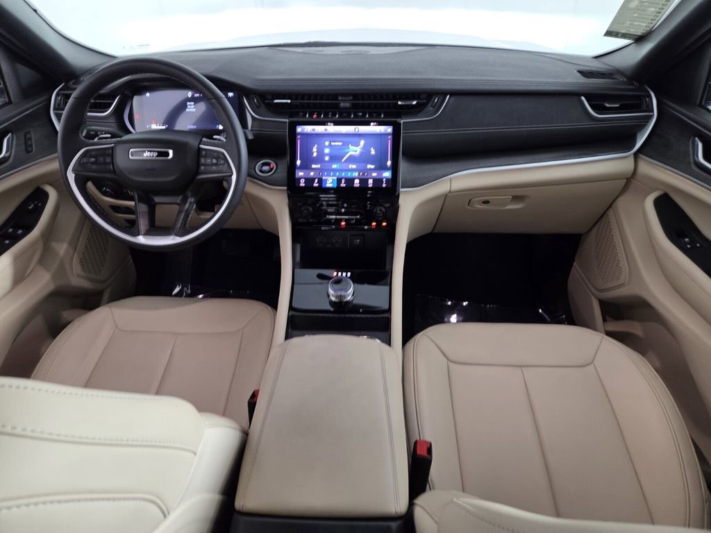 Certified 2025 Jeep Grand Cherokee Limited image 32