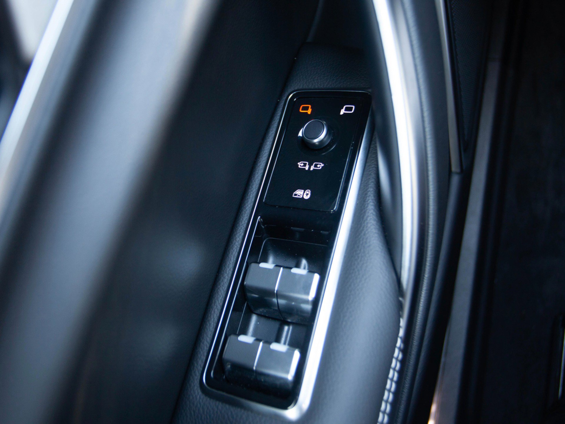 Used 2024 Jaguar XF R-Dynamic SE AWD/4WD image 19