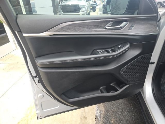 Certified 2024 Jeep Grand Cherokee Limited w/ Luxury Tech Group II AWD/4WD image 10