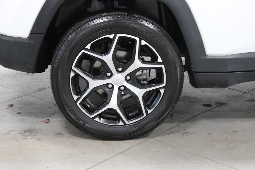 Used 2024 Jeep Compass Latitude image 12