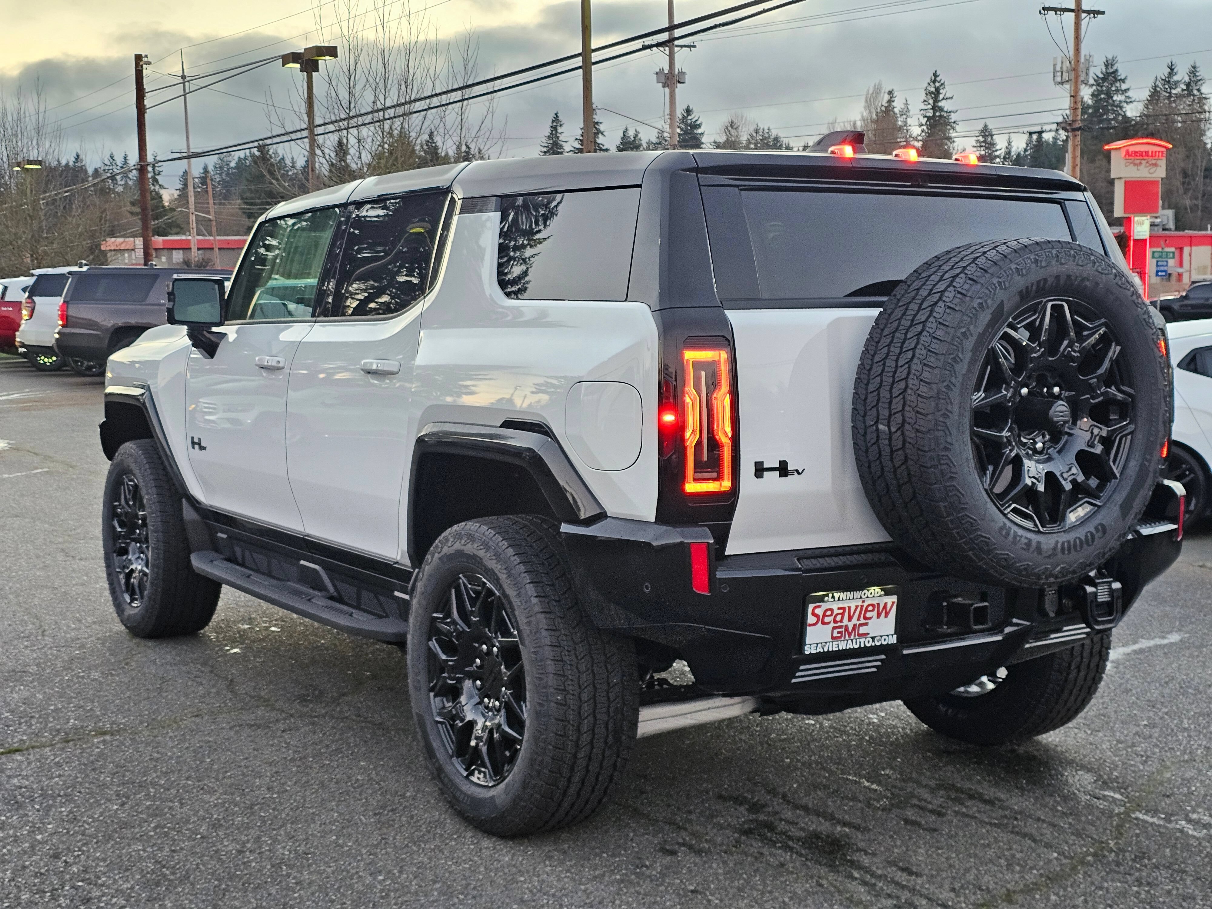 New 2026 GMC Hummer EV SUV w/ LPO, Dark Essentials Package AWD/4WD image 5