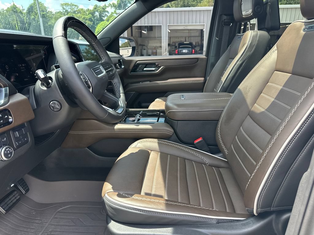 Used 2025 GMC Yukon XL Denali Ultimate w/ LPO, Floor Liner Package AWD/4WD image 10