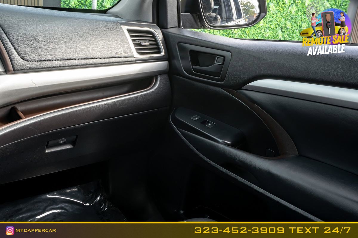 Used 2019 Toyota Highlander Plus w/ Carpet Mat Package (TMS) FWD image 23