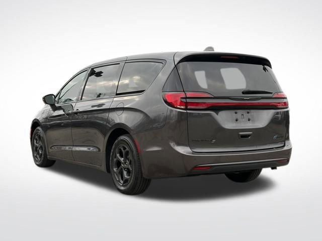 Used 2022 Chrysler Pacifica Limited w/ Uconnect Theater Family Group FWD image 23