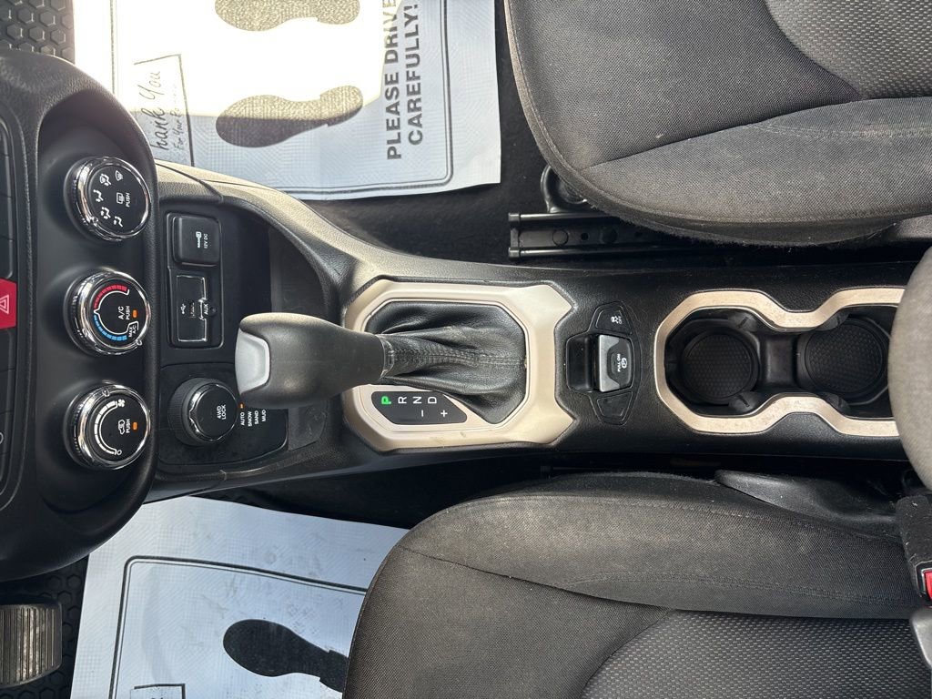 Used 2017 Jeep Renegade Latitude w/ Cold Weather Group image 30