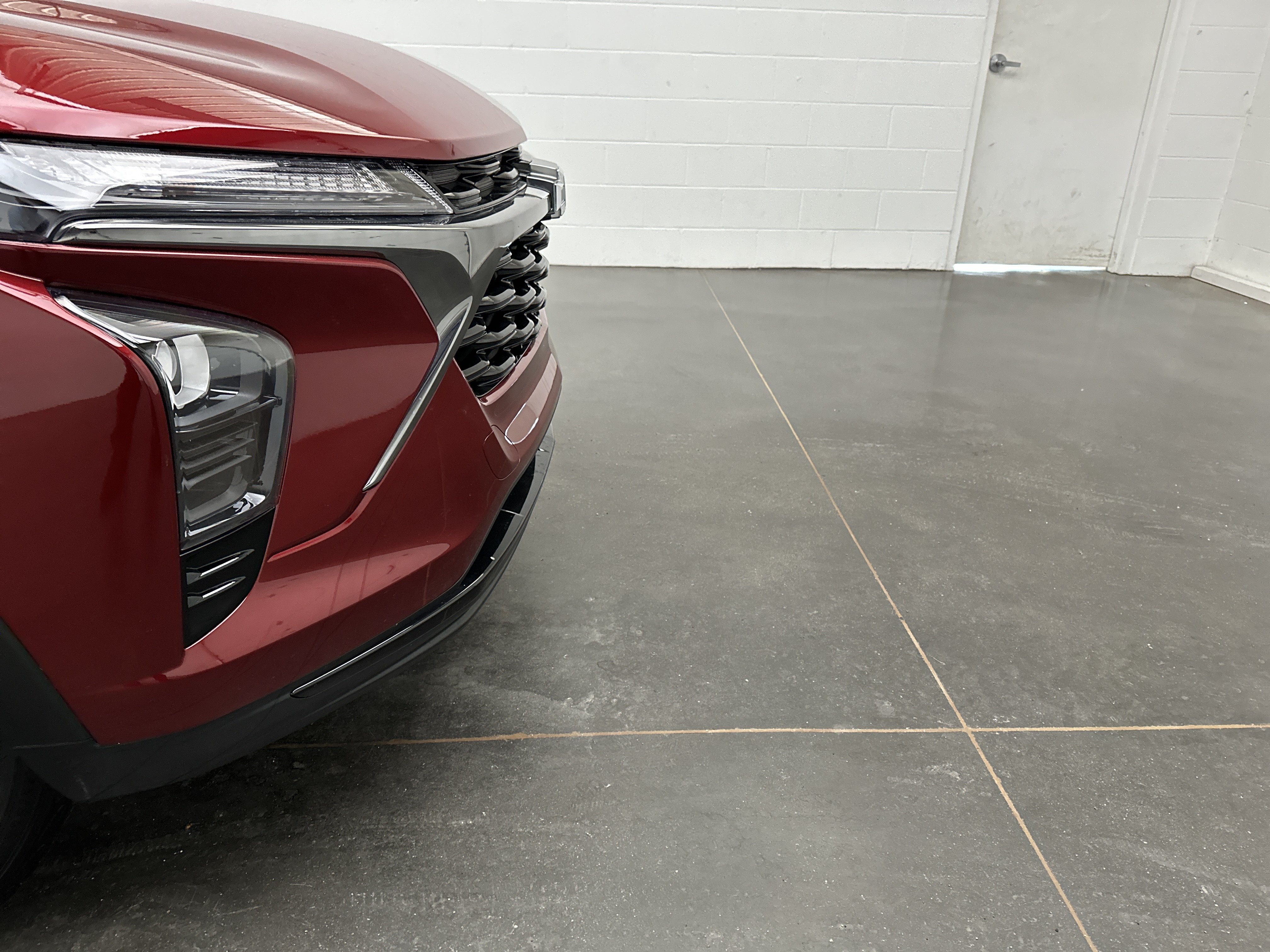 Used 2025 Chevrolet Trax RS FWD image 2