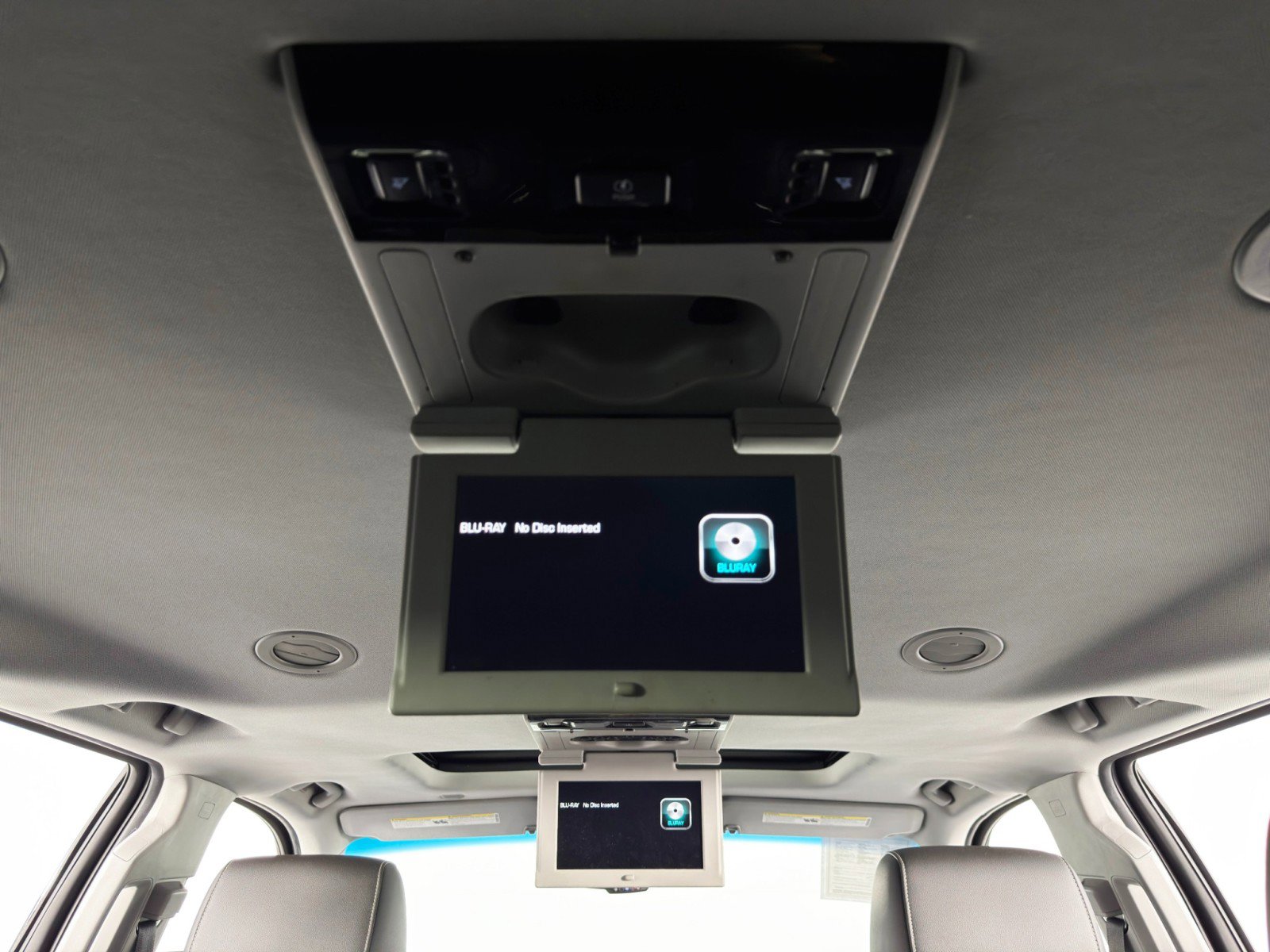 Used 2015 Chevrolet Suburban LTZ RWD image 37