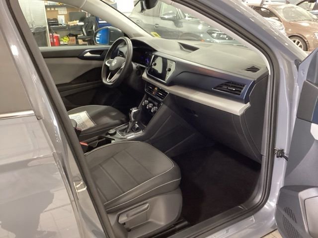 Certified 2023 Volkswagen Taos SE image 9