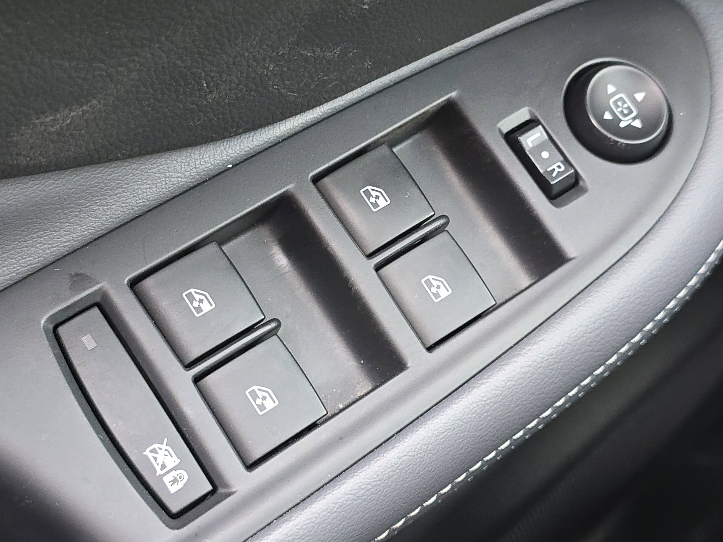 Used 2019 Buick Envision Essence image 25