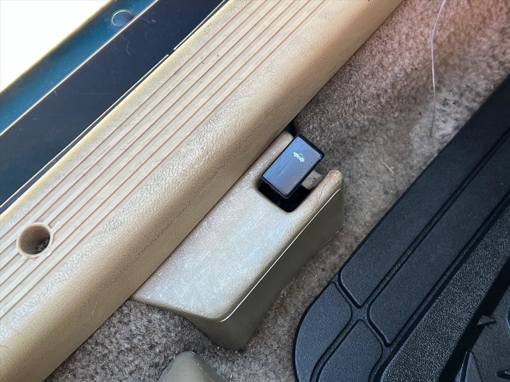 Used 1993 Dodge Shadow ES FWD image 18