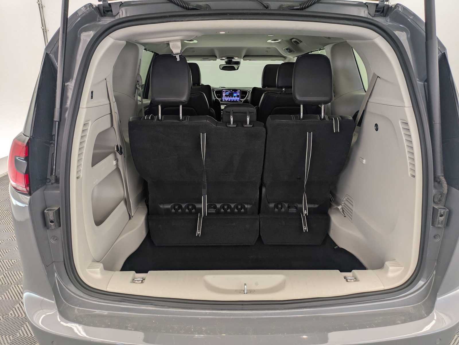 Used 2022 Chrysler Pacifica Touring-L FWD image 32