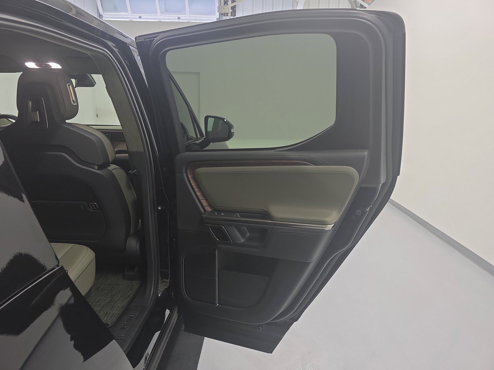 Used 2023 Rivian R1T Adventure AWD/4WD image 19
