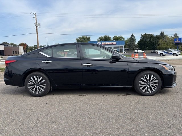 Used 2024 Nissan Altima 2.5 SV image 8