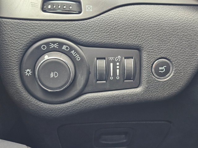 Used 2019 Jeep Cherokee Latitude Plus w/ Comfort/Convenience Group AWD/4WD image 39