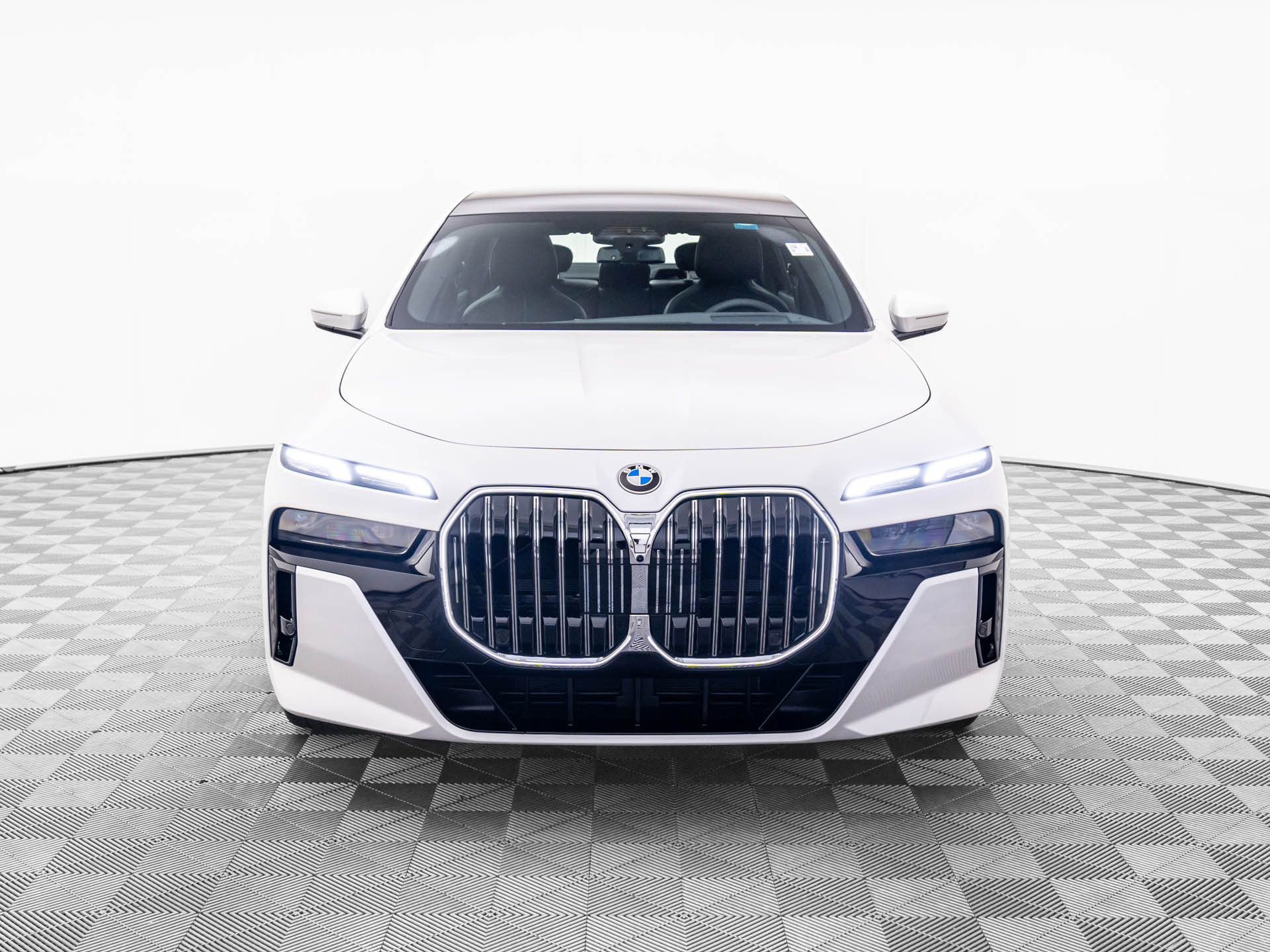 Used 2025 BMW 760i xDrive image 9