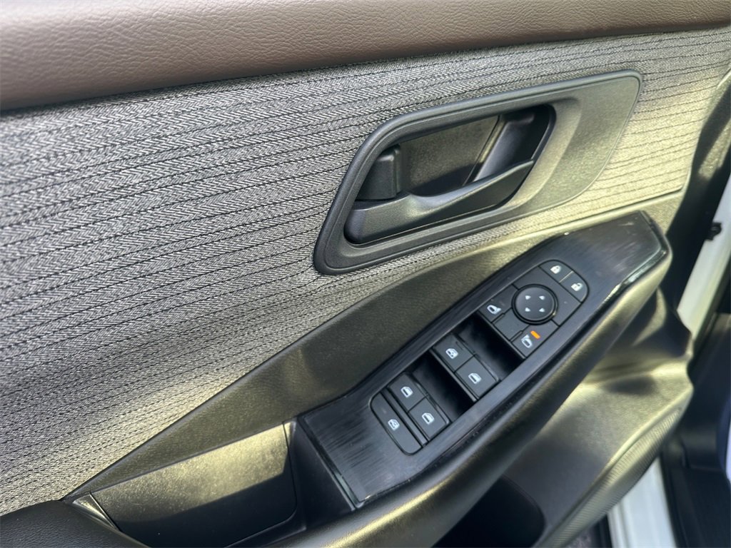 Used 2023 Nissan Rogue S image 26