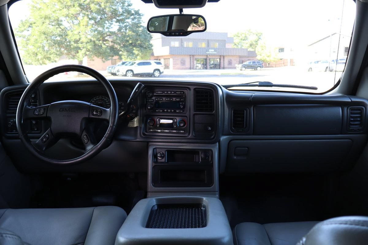 Used 2005 GMC Yukon SLT w/ SLT Preferred Equipment Group AWD/4WD image 16