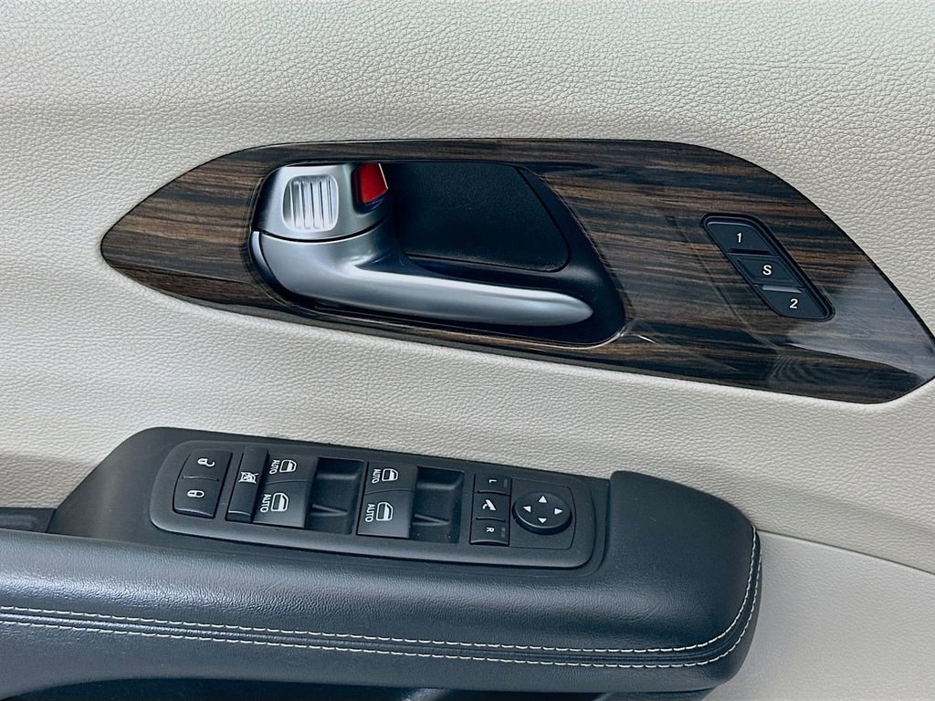 Used 2023 Chrysler Pacifica Limited image 18