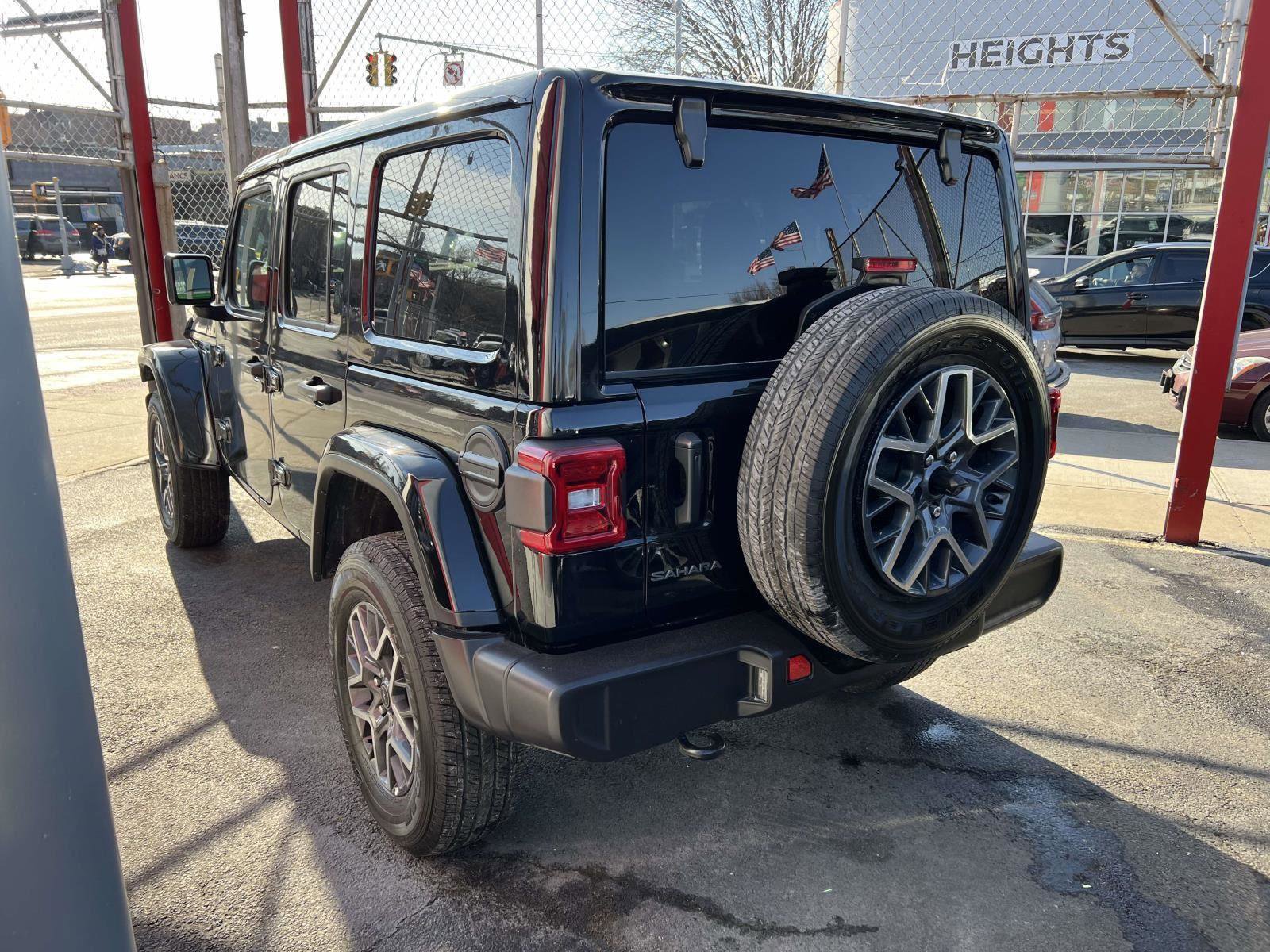Used 2025 Jeep Wrangler Sahara image 8
