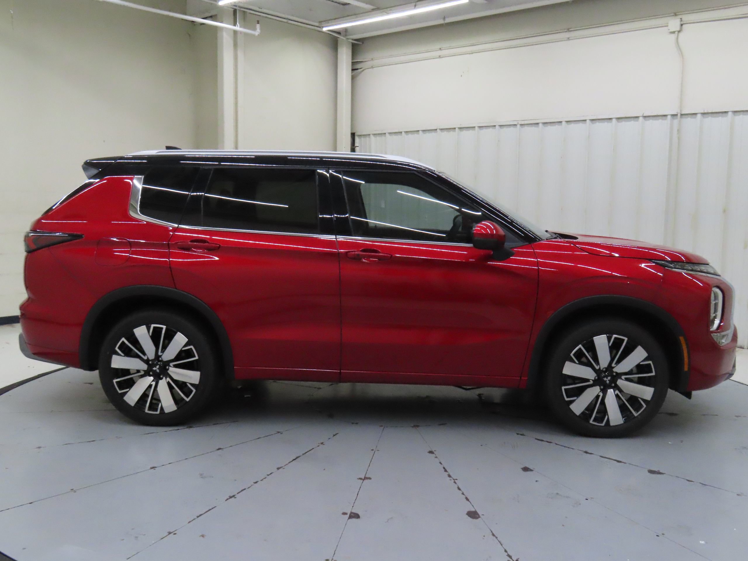 New 2025 Mitsubishi Outlander SEL image 2