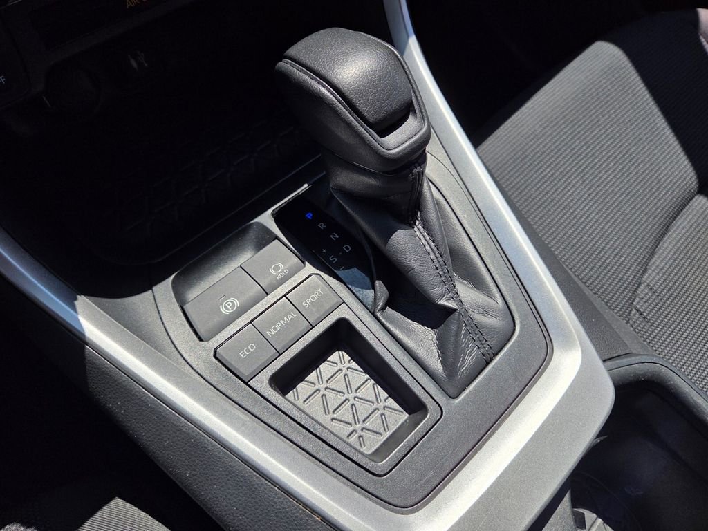 Used 2019 Toyota RAV4 LE FWD image 31