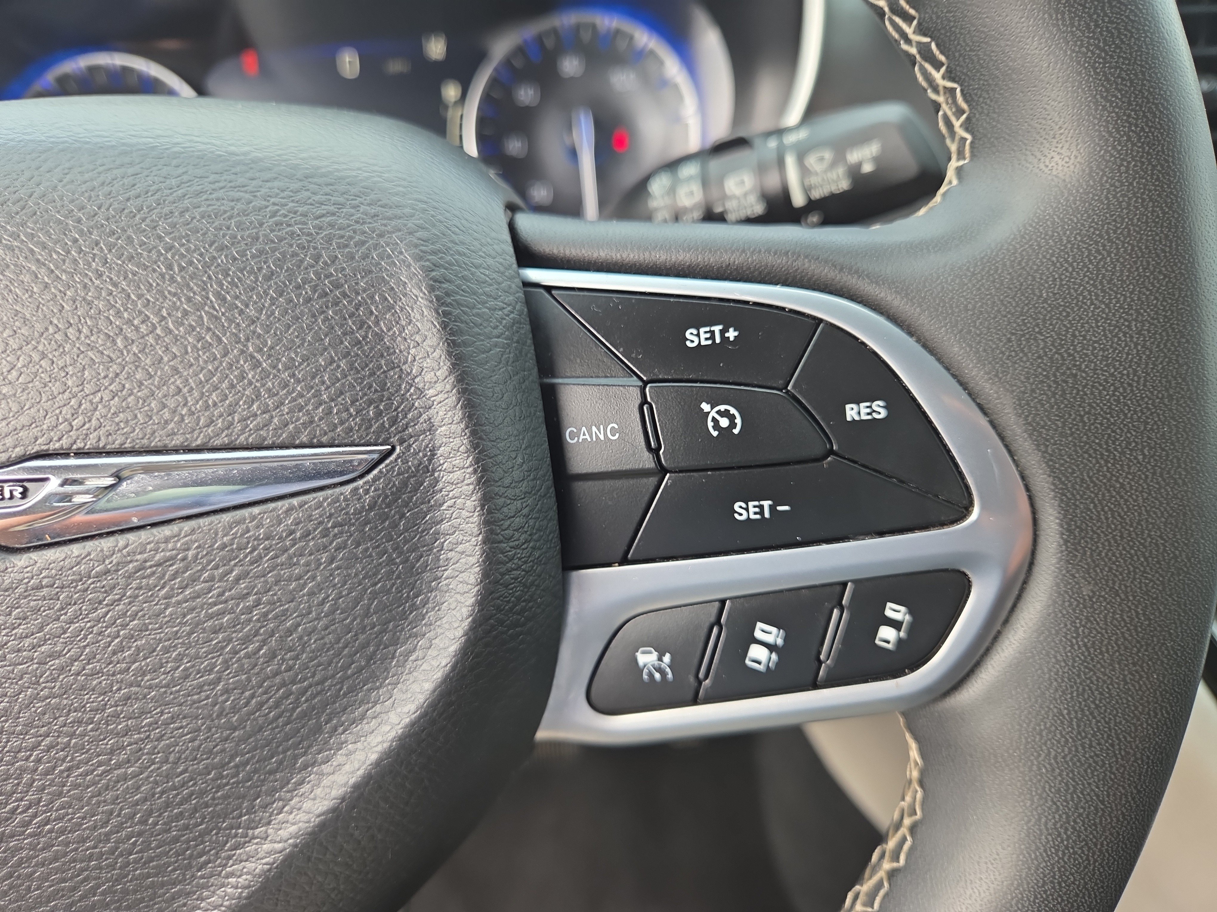 Used 2023 Chrysler Pacifica Touring-L FWD image 25