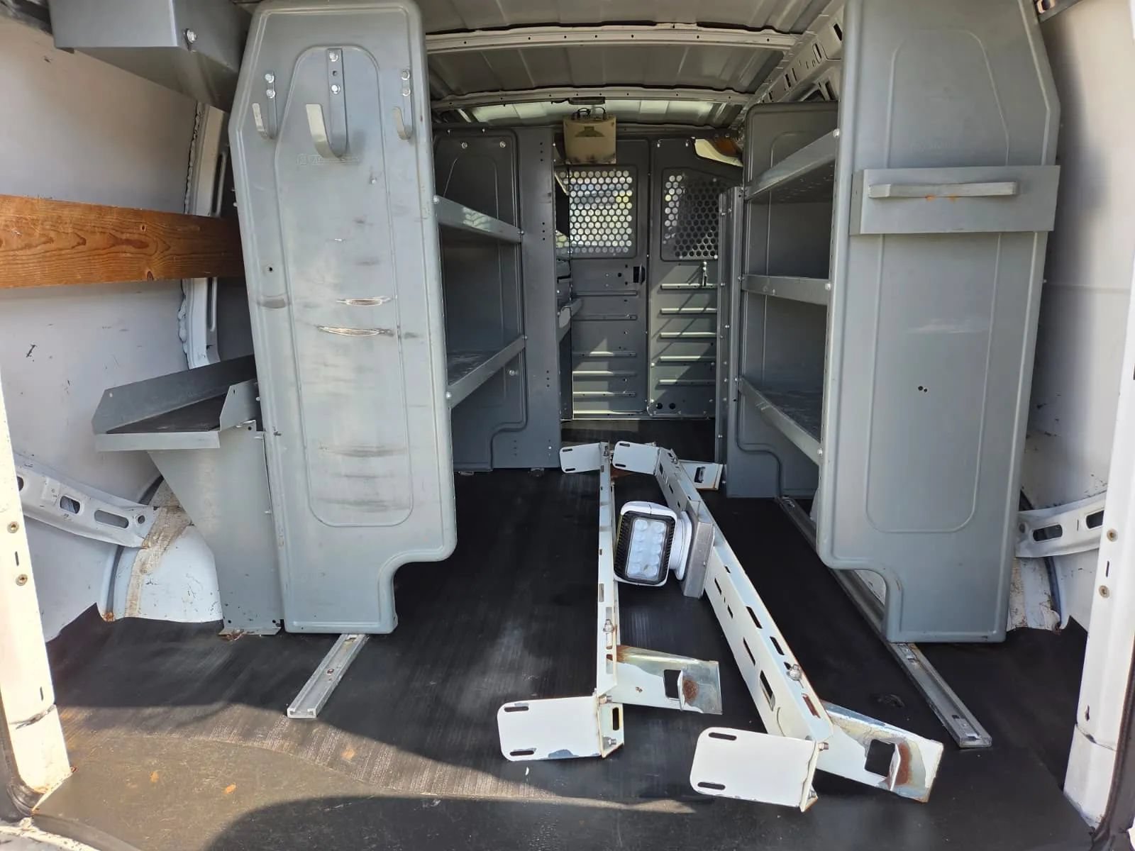 Used 2014 Chevrolet Express 2500 RWD image 16