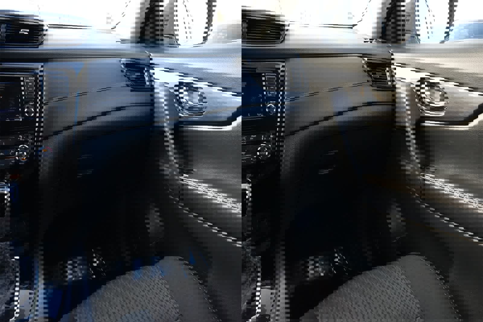 Used 2018 Nissan Rogue SV image 8