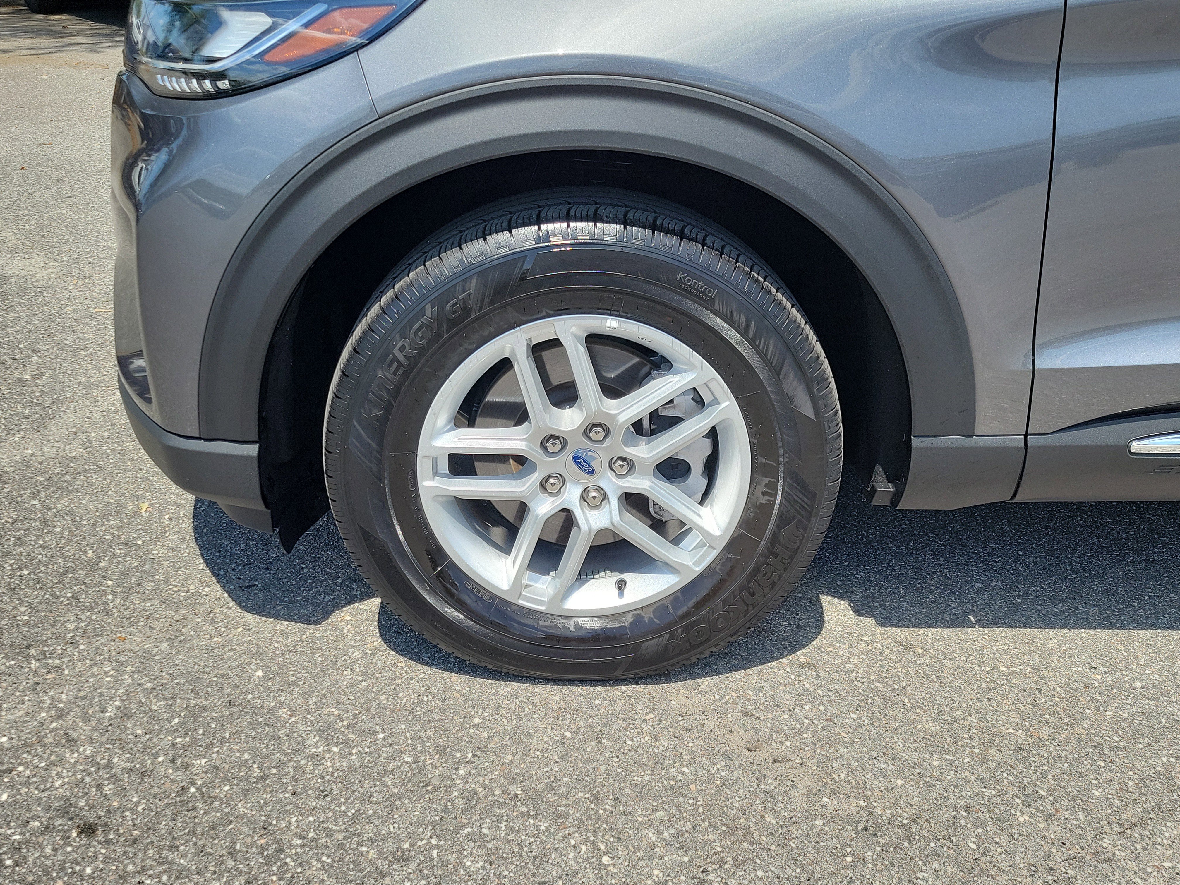 Used 2025 Ford Explorer Active AWD/4WD image 6